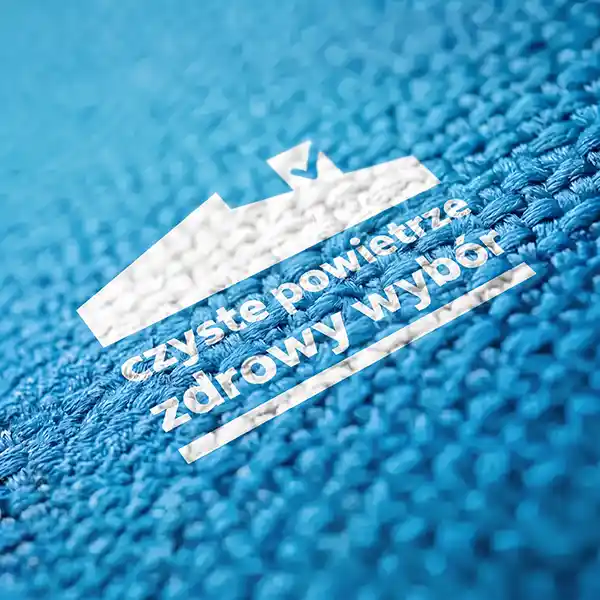 macro ujęcie druku logo nadruku sublimacyjnego czyste powietrze.webp